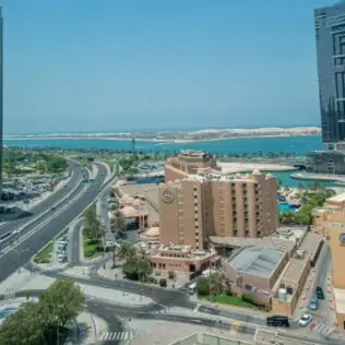 مدينة عصرية تضم ناطحات سحاب وطرقاً تحت سماء زرقاء