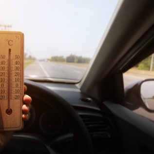 أهم 10 نصائح للسلامة عند القيادة في الصيف