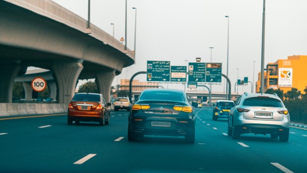 سيارات تسير على طريق دبي خلال النهار