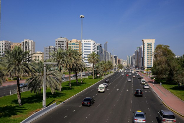 طريق سريع مليء بالسيارات مع مباني في الخلفية