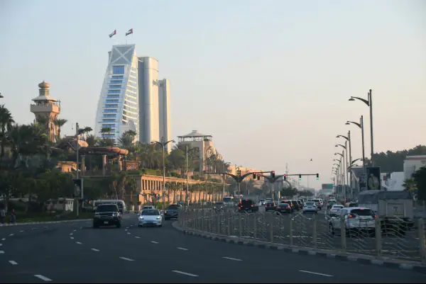 شارع دبي مزدحم بالحركة المرورية بجوار المباني الشاهقة.
