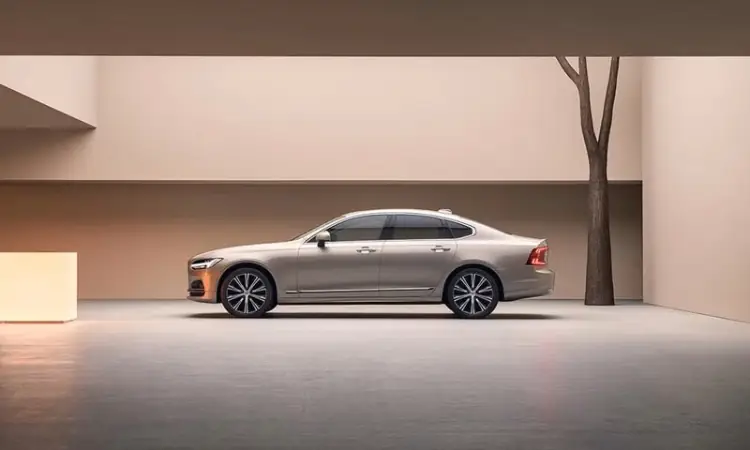 منظر جانبي لسيارة فولفو S90