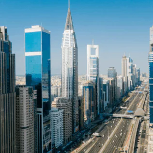 ناطحات سحاب تحيط بالشارع في دبي
