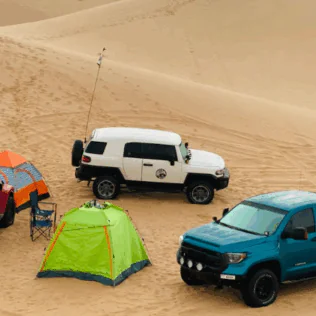 التخييم الصحراوي ومغامرات الطرق الوعرة في أبوظبي