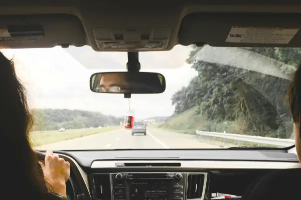 شخصان يجلسان في السيارة