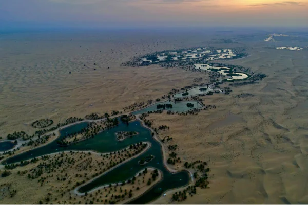  منظر جوي لبحيرة القدرة في دبي