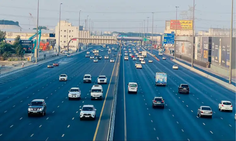 ازدحام مروري كثيف على الطريق السريع في الشارقة، الإمارات