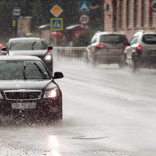 TOP TIPS FOR DRIVING IN THE RAIN IN DUBAI